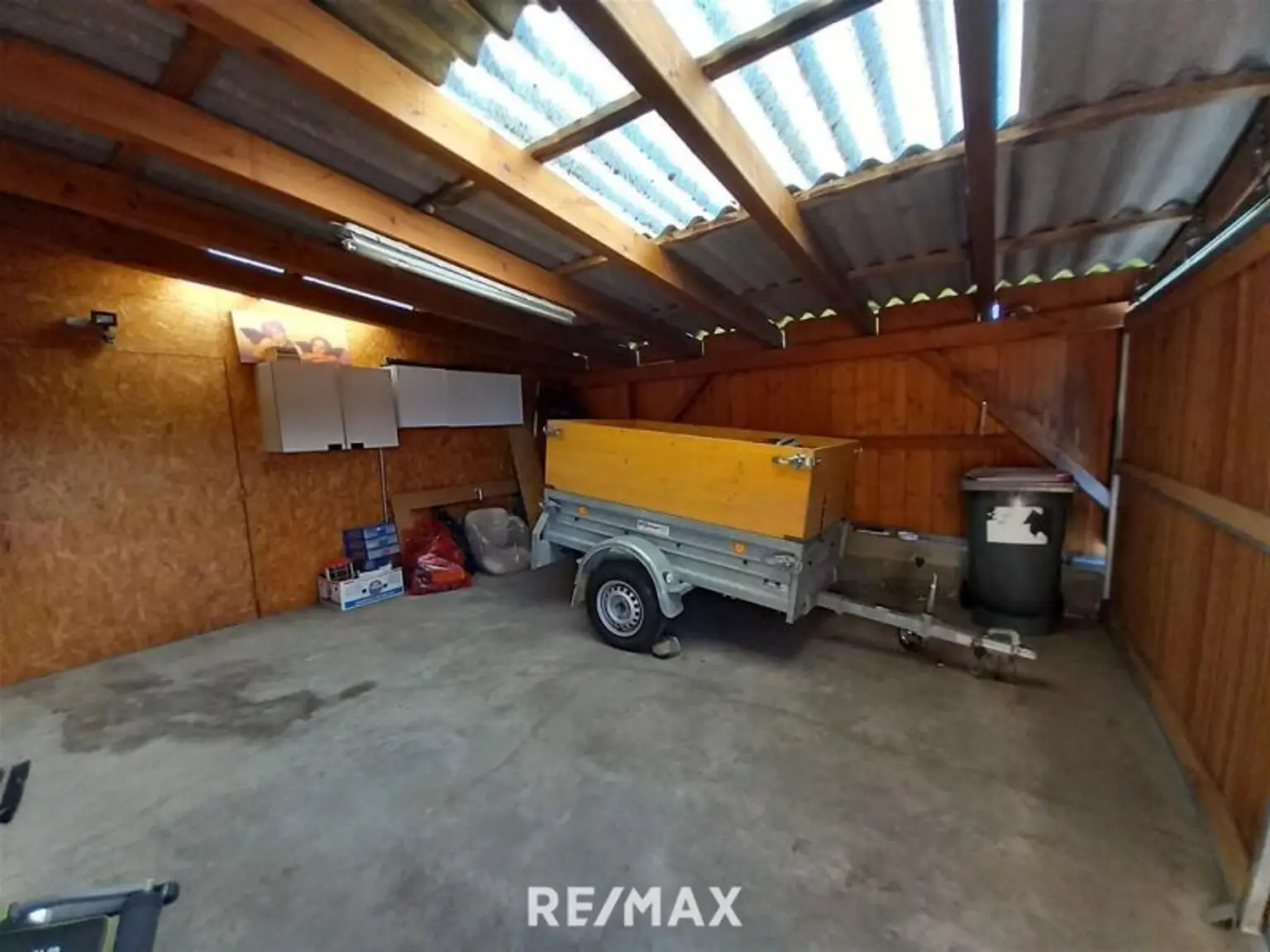 geschlossenes Carport