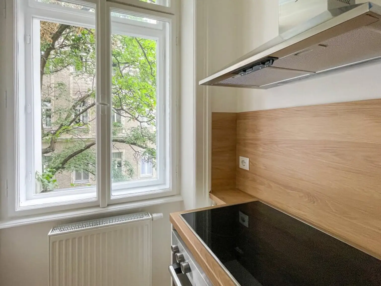 GENERALSANIERTE ALTBAUWOHNUNG: komplett hofseitige 2-Zimmerwohnung