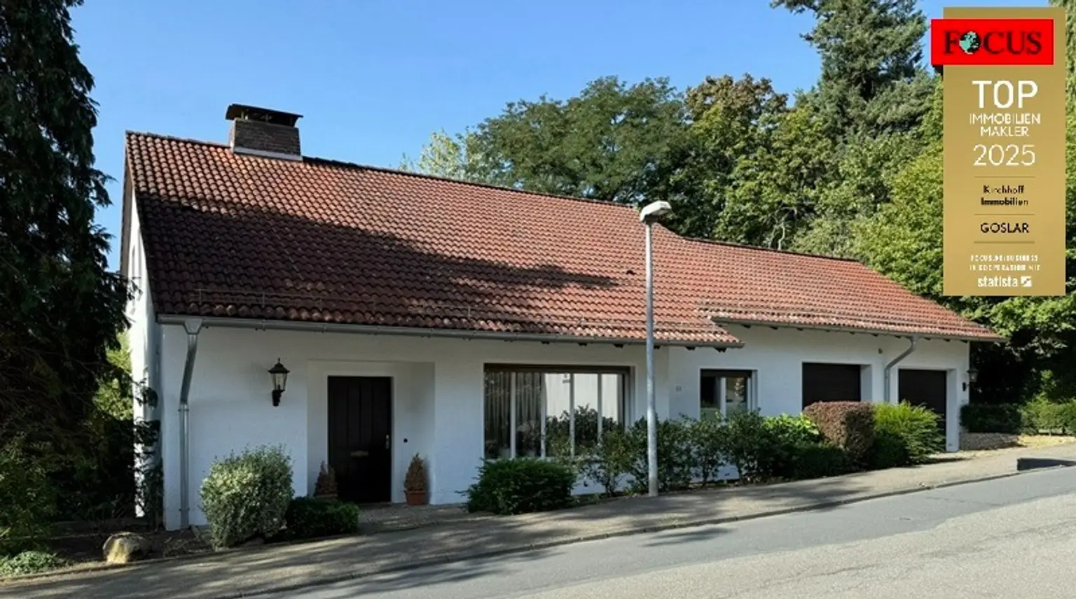 Wohnen mit Weitblick: Hochwertiges Einfamilienhaus mit Einliegerwohnung, Dachterrasse, parkähnlichem Garten und 2 Garagen in Bad Harzburg