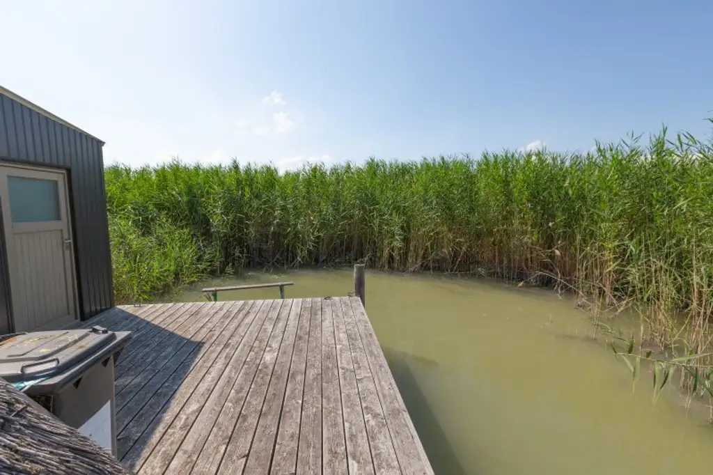 Neu adaptierte Spitzhütte in Toplage am offenen See