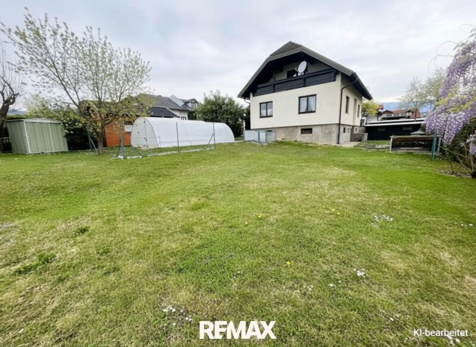 Aussenansicht mit Garten und Pool