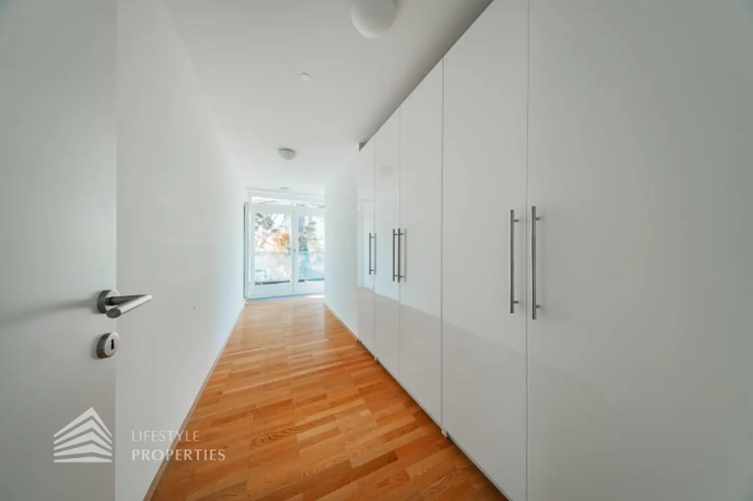 Wunderschöne 5 - Zimmer Wohnung mit Terrasse und Garten