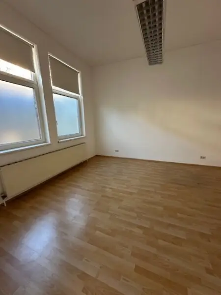 Ruhige Lage, modernes Büro/Praxis mit Autoabstellplätzen in zentraler Lage! Unbefristet!