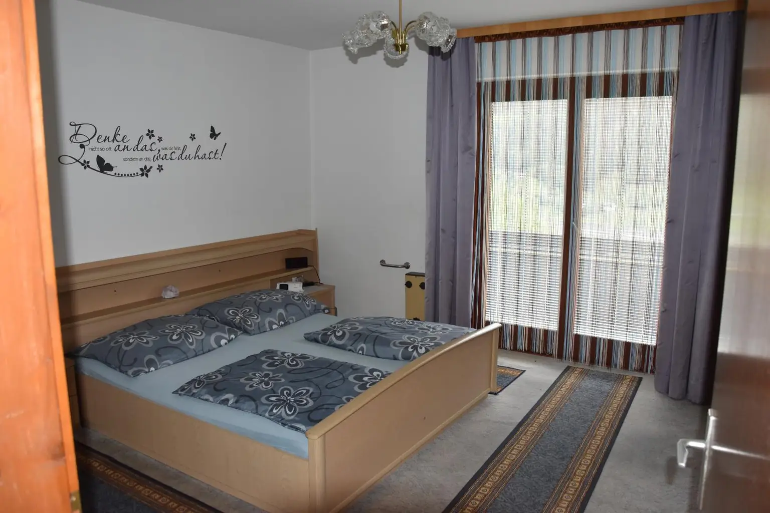 Schlafzimmer mit Südbalkon