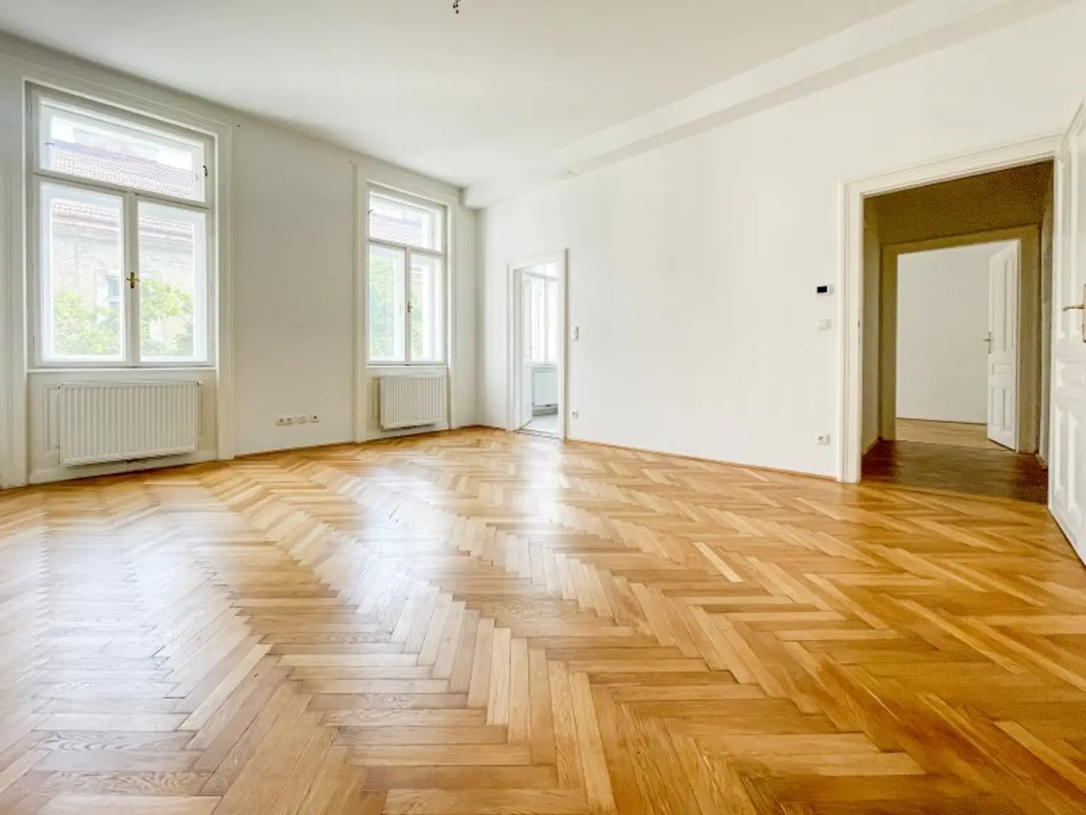 KOMPLETT HOFSEITIG: helle Stilaltbauwohnung mit separater Küche