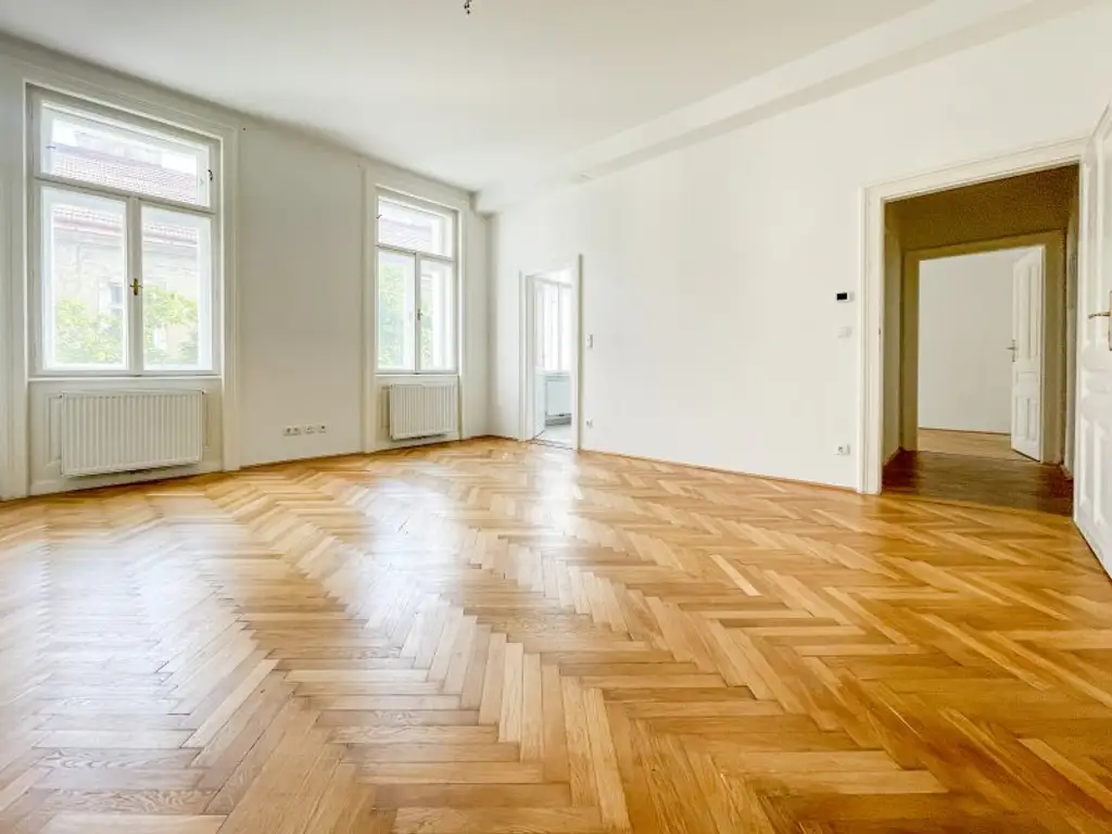 KOMPLETT HOFSEITIG: helle Stilaltbauwohnung mit separater Küche