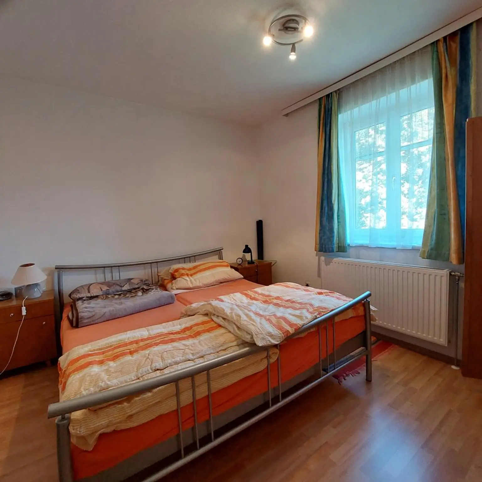 Haus mit zwei getrennten Wohneinheiten in ruhiger Lage