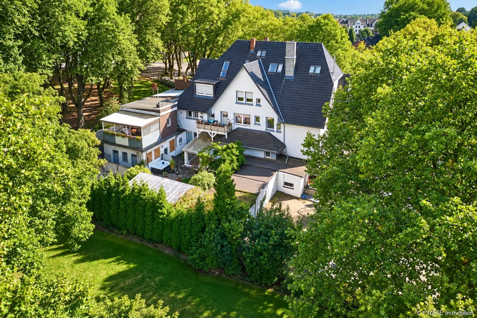 Luftaufnahme_des_Grundstuecks_mit_Garten
