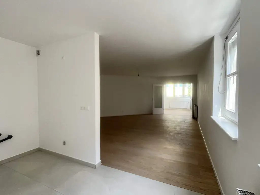 Wunderschöne helle Erkerwohnung mit Blick über den Schubertpark