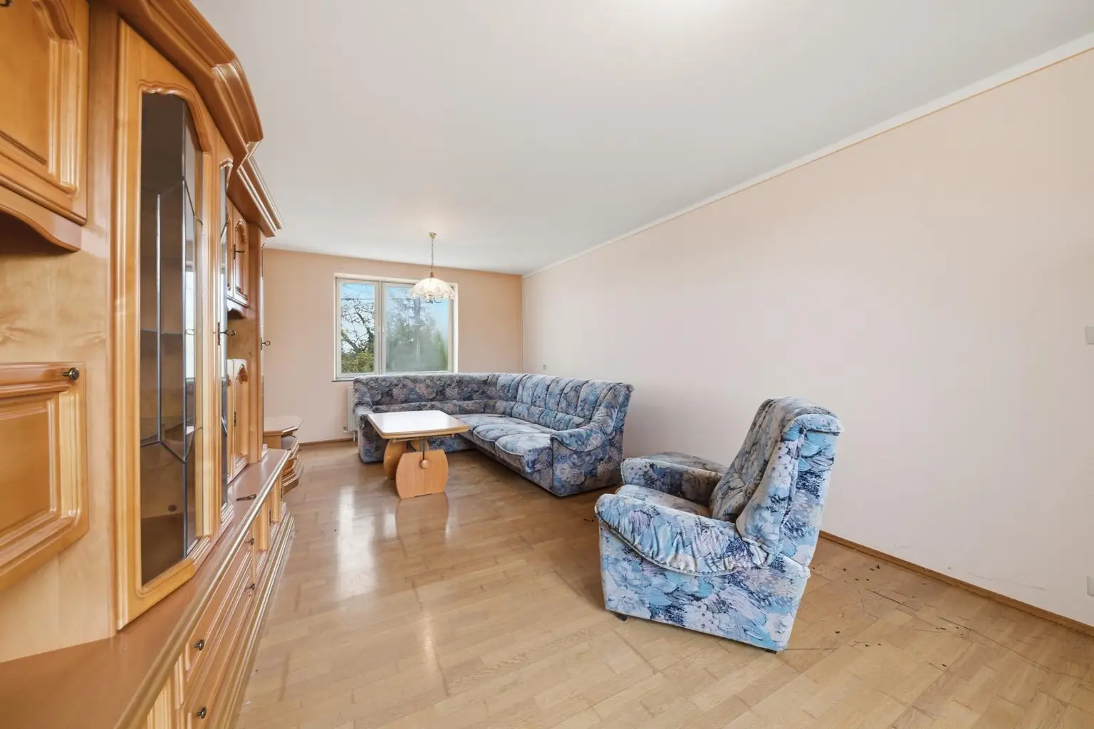 Vielseitige Gewerbe- und Wohnliegenschaft: diverse Hallenflächen, Wohngebäude und ein großzügiges Grundstück!