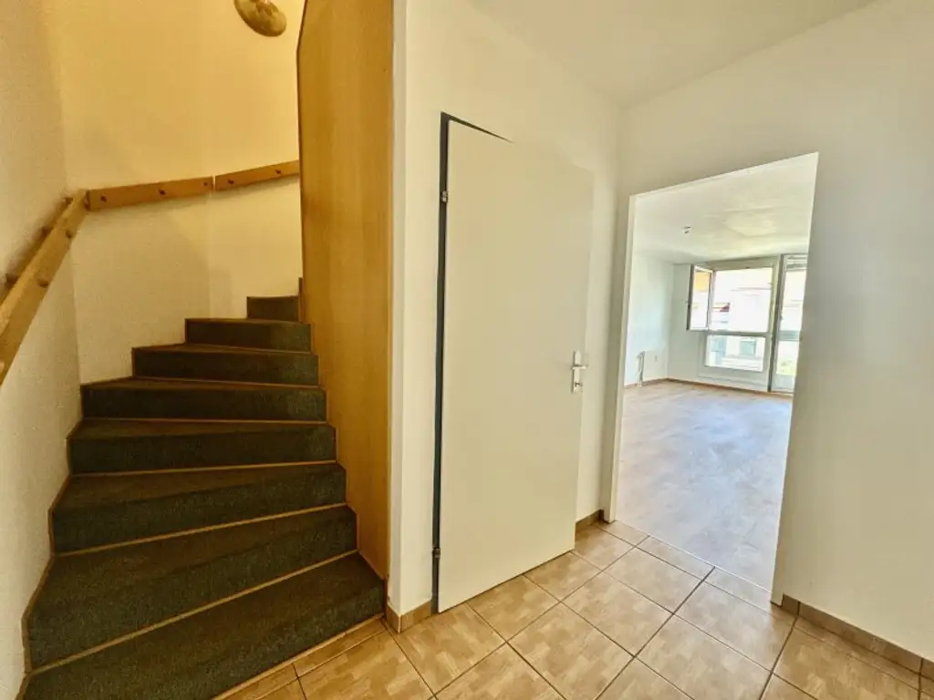 DACHGESCHOSSMAISONETTE MIT LOGGIA IN RUHELAGE