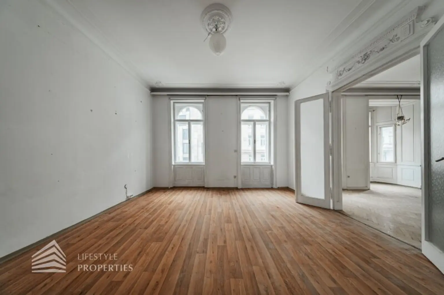 Renovierungsbedürftige 4,5-Zimmer Wohnung in zentraler Lage