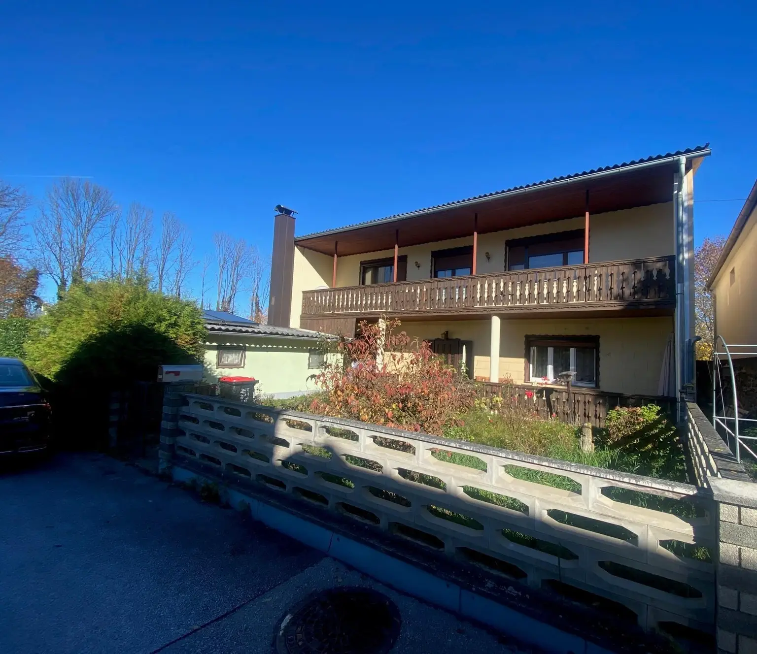 Ansicht mit Nebengebäude