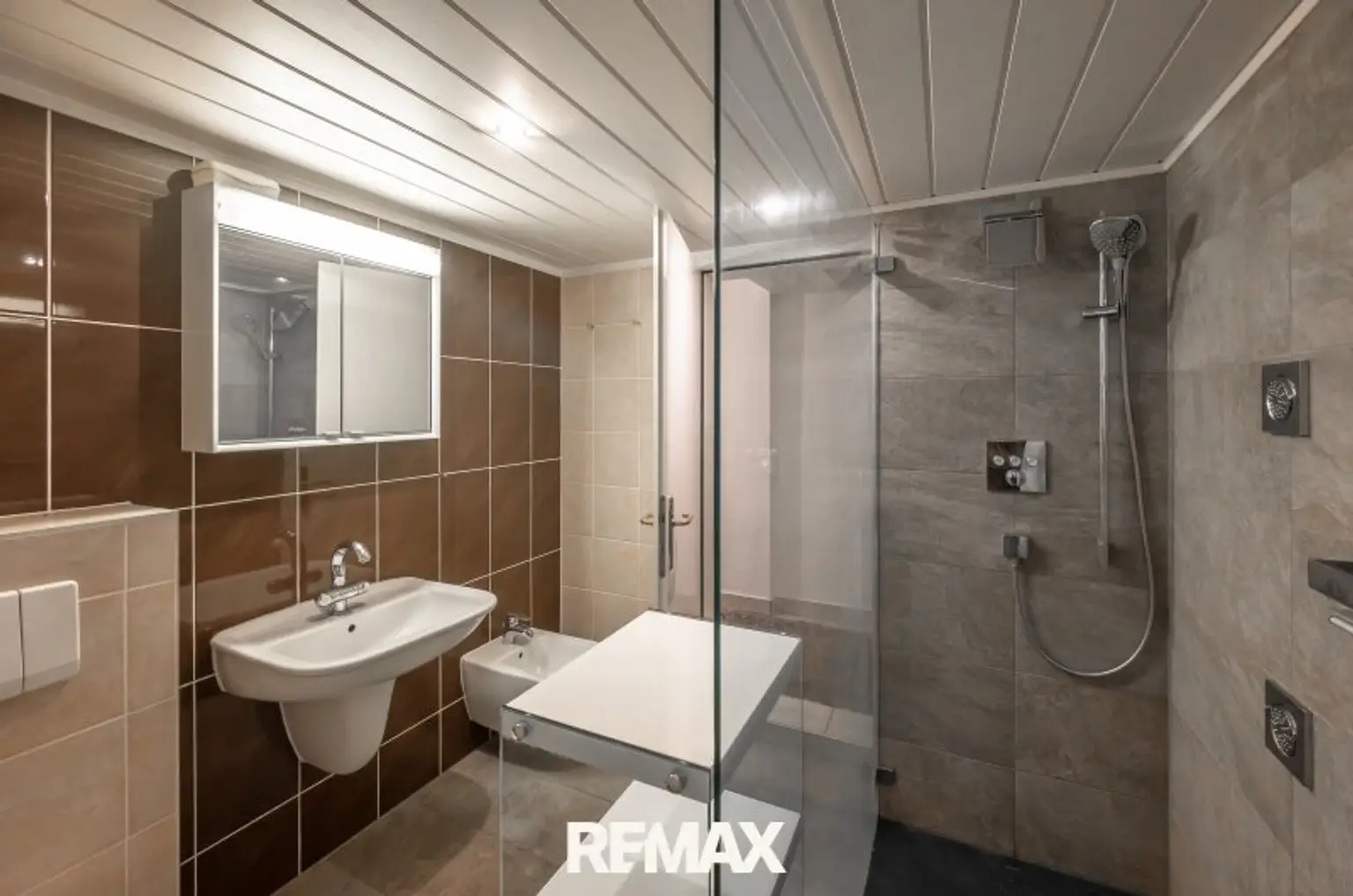 Bad mit Walk-In-Dusche, Waschbecken, WC und Bidet (UG)