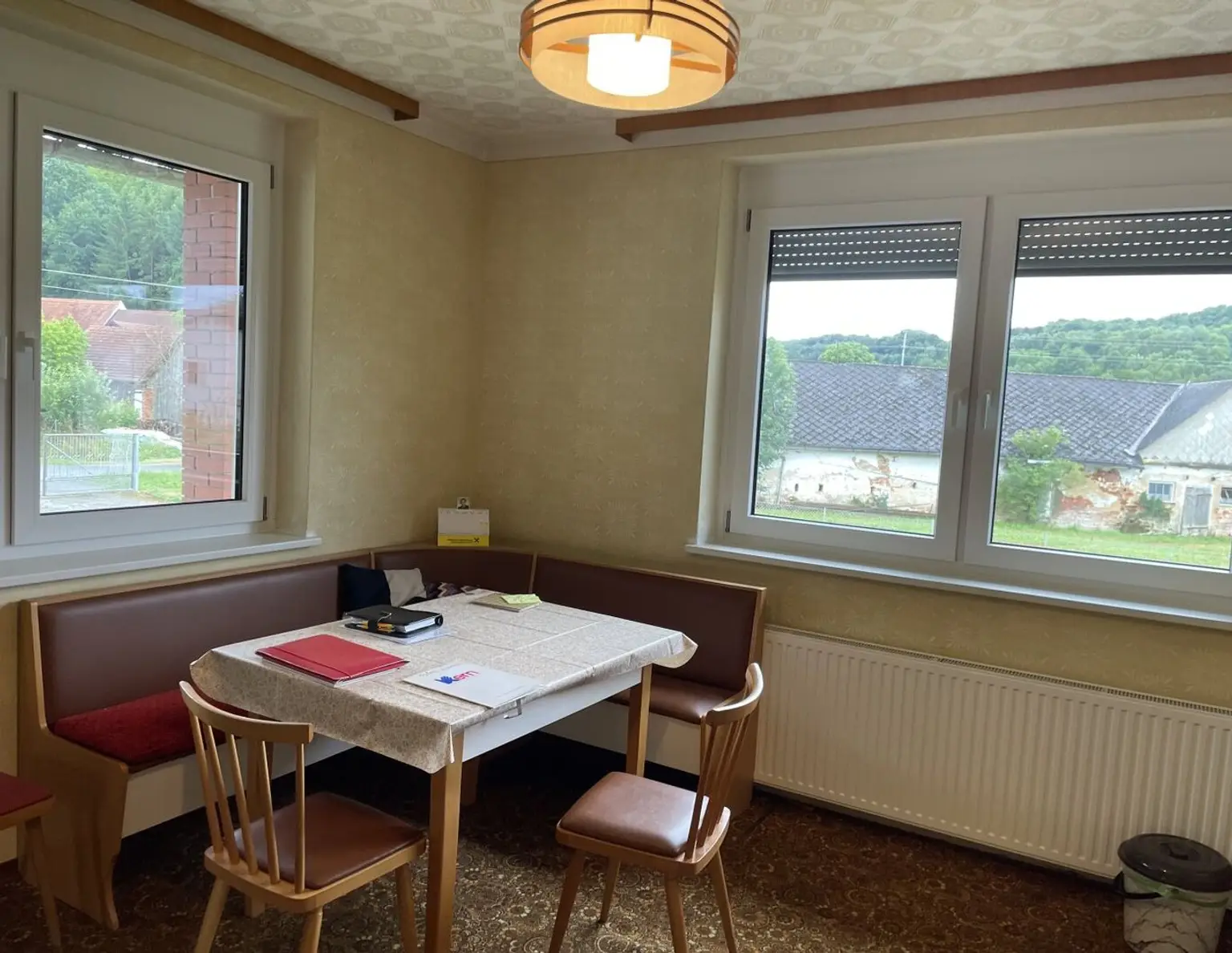 Großzügiger rundum eingezäunter Bungalow in ruhiger und sonniger Ortsrandlage