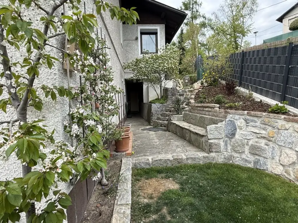 Zweifamilienhaus nahe Linz mit Blick Richtung Schloss Steyregg