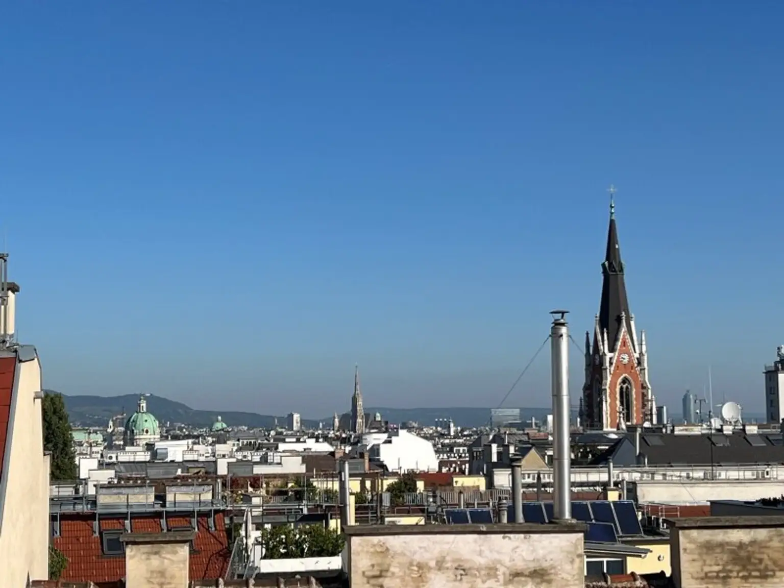 2-Zimmer-Dachgeschosswohnung mit Traumblick! 66 m2 in Top-Wohngegend, U1 Nähe!