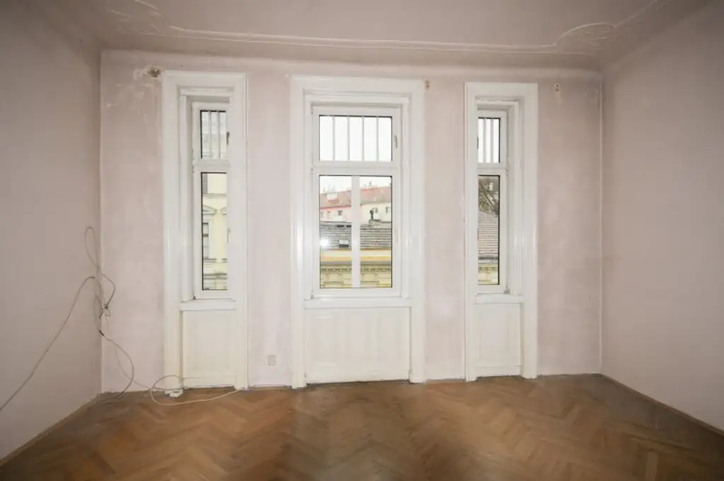 3-ZIMMER-ALTBAU MIT BALKON - SANIERUNGSBEDÜRFTIG IN TOP LAGE!