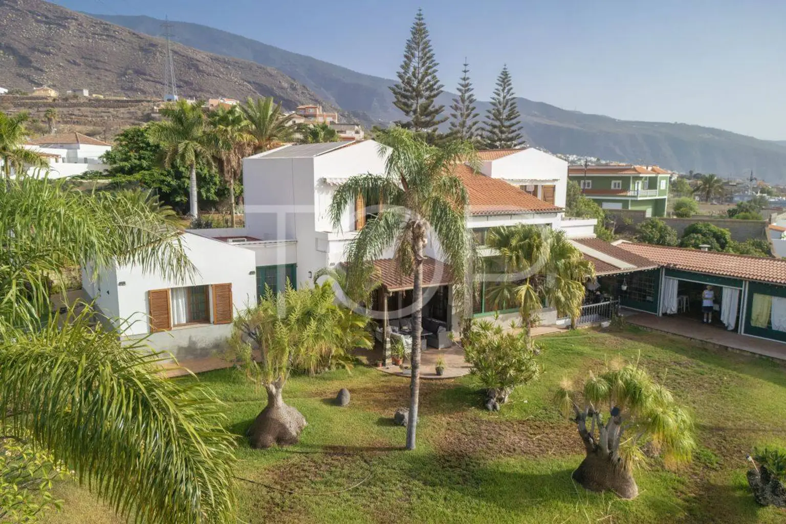Exklusives freistehendes Landhaus mit Projekt für vier Wohneinheiten und Meerblick in privilegierter Lage von Candelaria