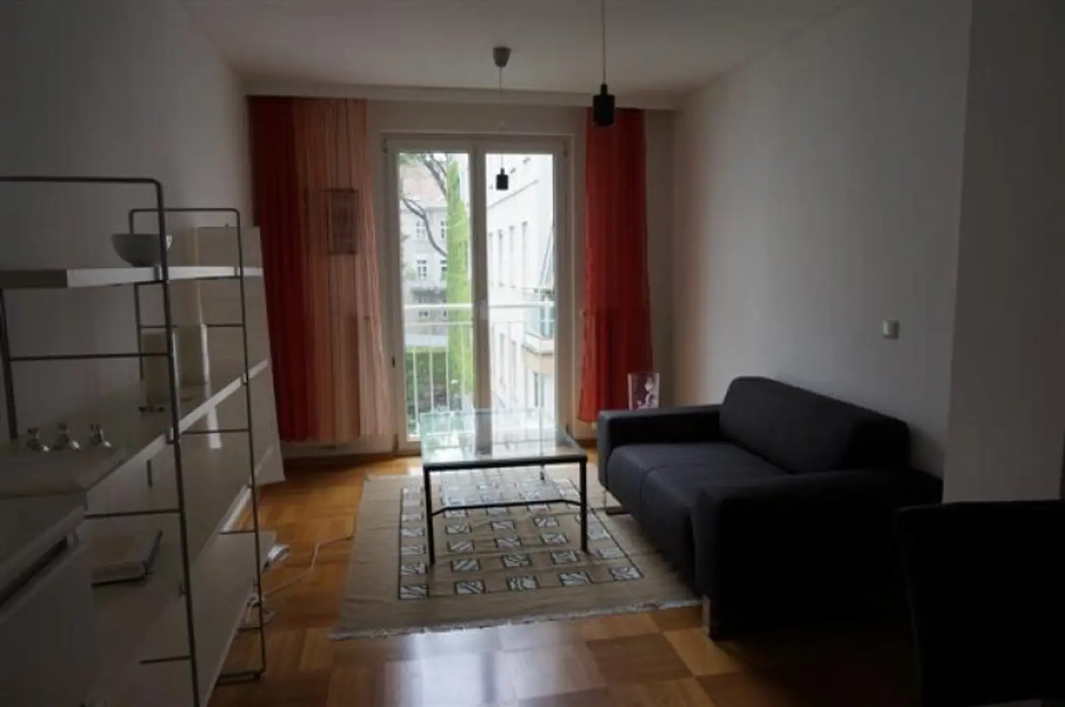 Komplett ruhig gelegene helle Wohnung mit 1 Schlafzimmer, teilmöbliert (Schrank und Sofa) Nähe Servitengasse ab 15. Dezember 2025