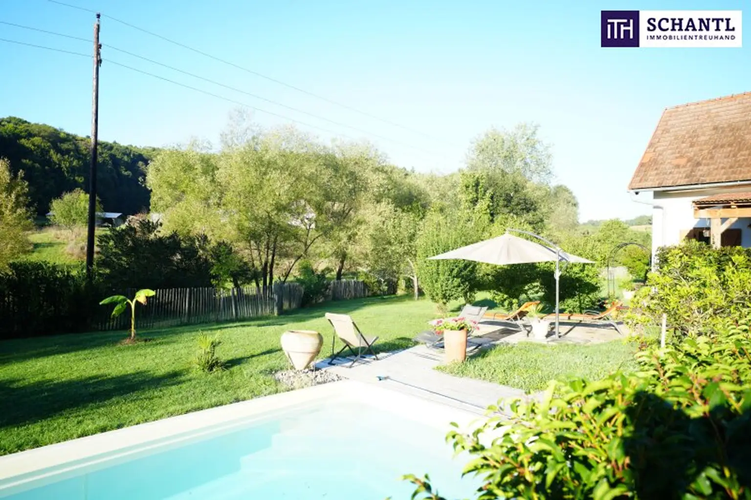 SENSATIONELLES JUWEL! Exklusiver Vierkanthof im Thermenland Steiermark – Wohnen, Reiten & Leben mit Pool und Natur!