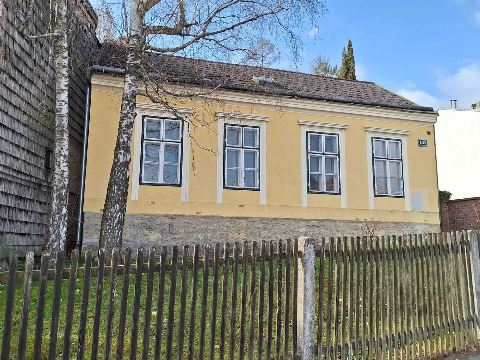 Rarität! Gebäude mit charakteristischer Strassenfassade - Zu- und Umbau ergibt eine Kombination aus "Alt und Neu" -  Maurer Wald Nähe