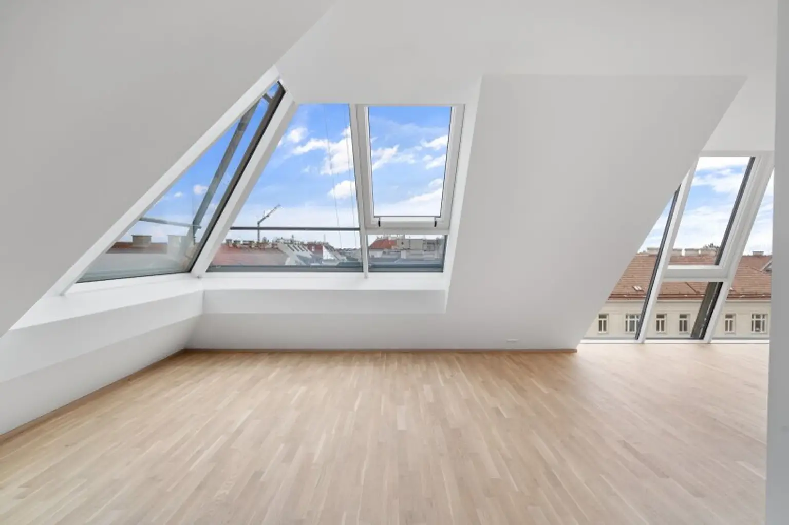 4-Zimmer-Dachgeschosswohnung (Massivbauweise) mit Terrasse und Dachterrasse in generalsaniertem Altbau