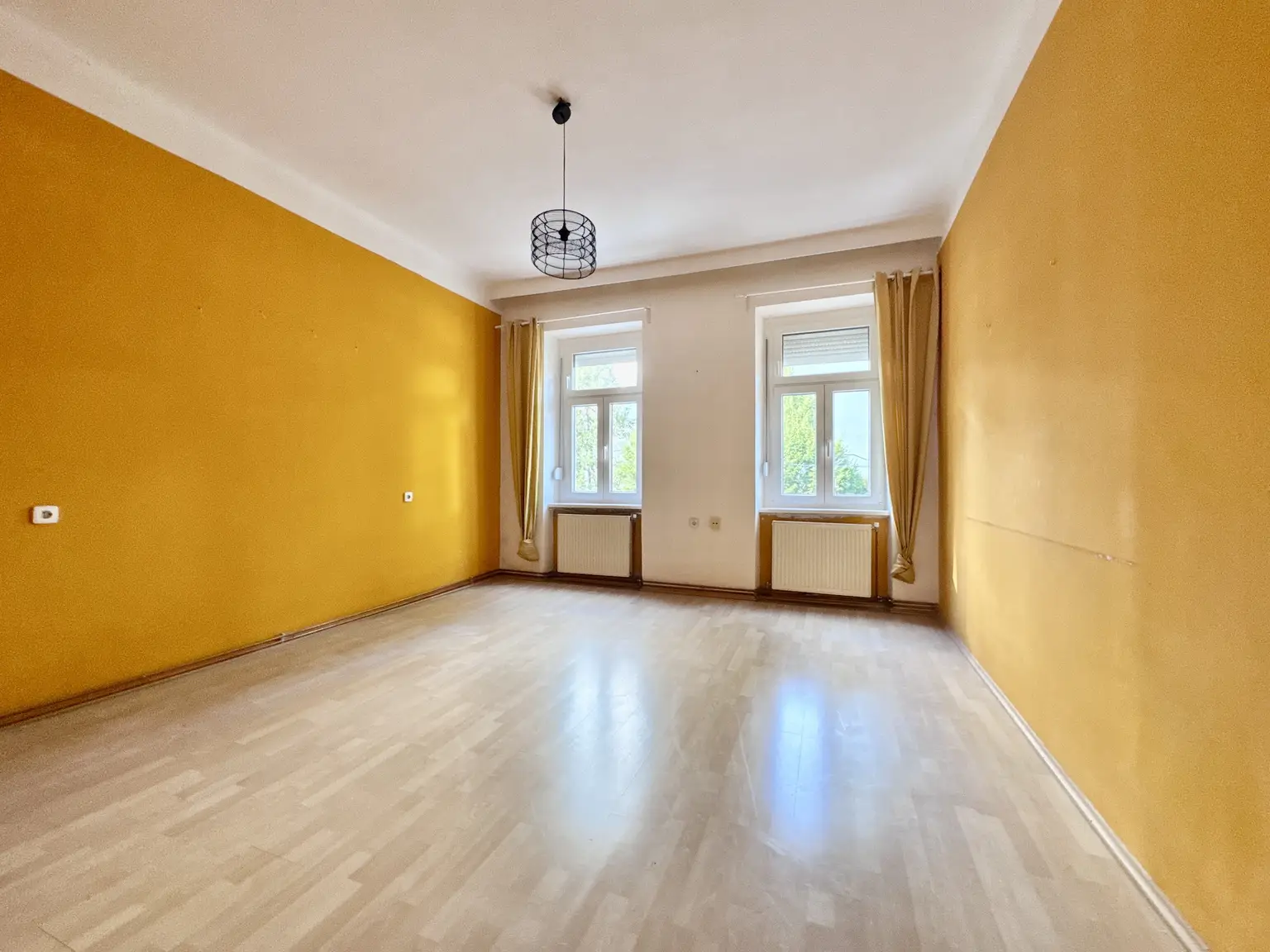 3 ZIMMER ALTBAUWOHNUNG IN SEHR GUTER INFRASTRUKTUR