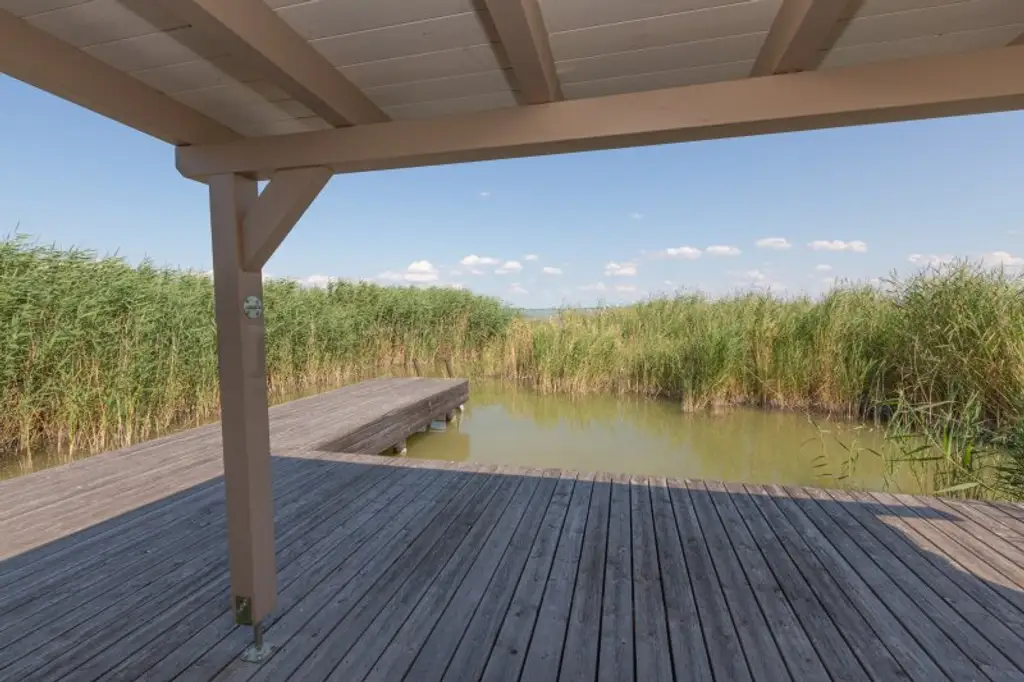 Neu adaptierte Spitzhütte in Toplage am offenen See