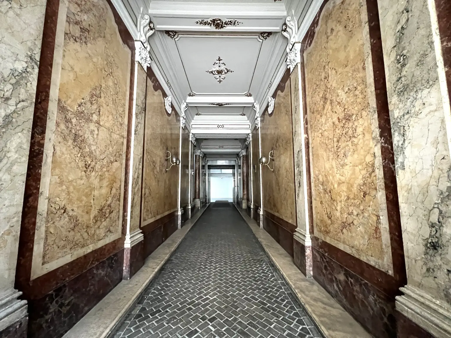 Stilvolle 6-Zimmer Wohnung im repräsentativen Haus