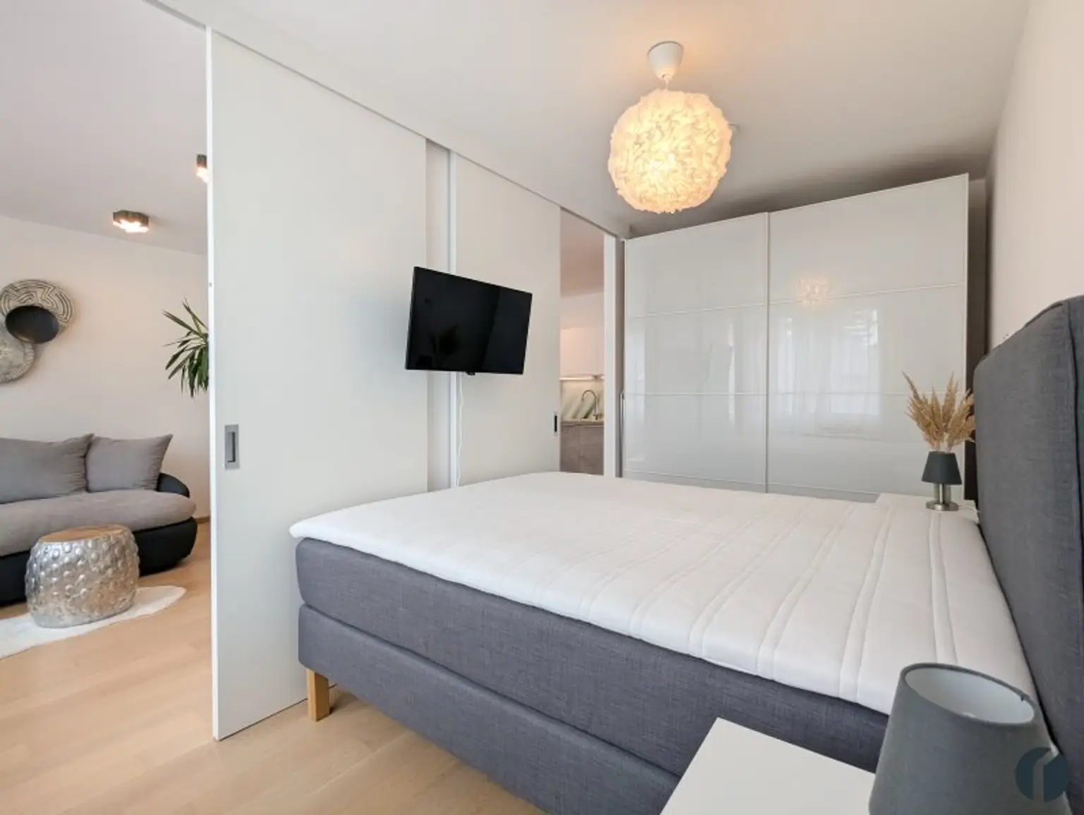 Exklusives Refugium mit Schwimmbiotop – Stilvoll möbliertes 2-Zimmer-Apartment in Ruhelage