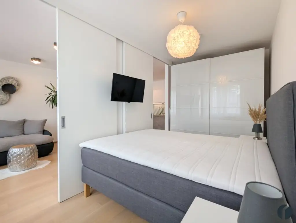 Exklusives Refugium mit Schwimmbiotop – Stilvoll möbliertes 2-Zimmer-Apartment in Ruhelage