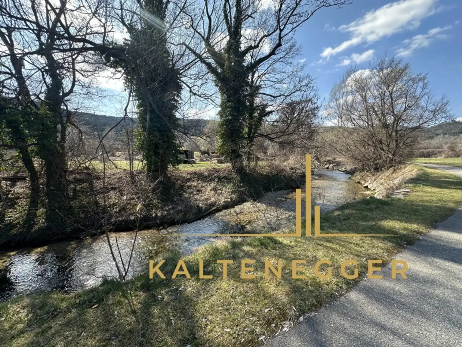 Sonnenbeschienenes Grundstück mit Blick auf die Hohe Wand - ein ländliches Mehrfamilienhaus und ein Einfamilienhaus