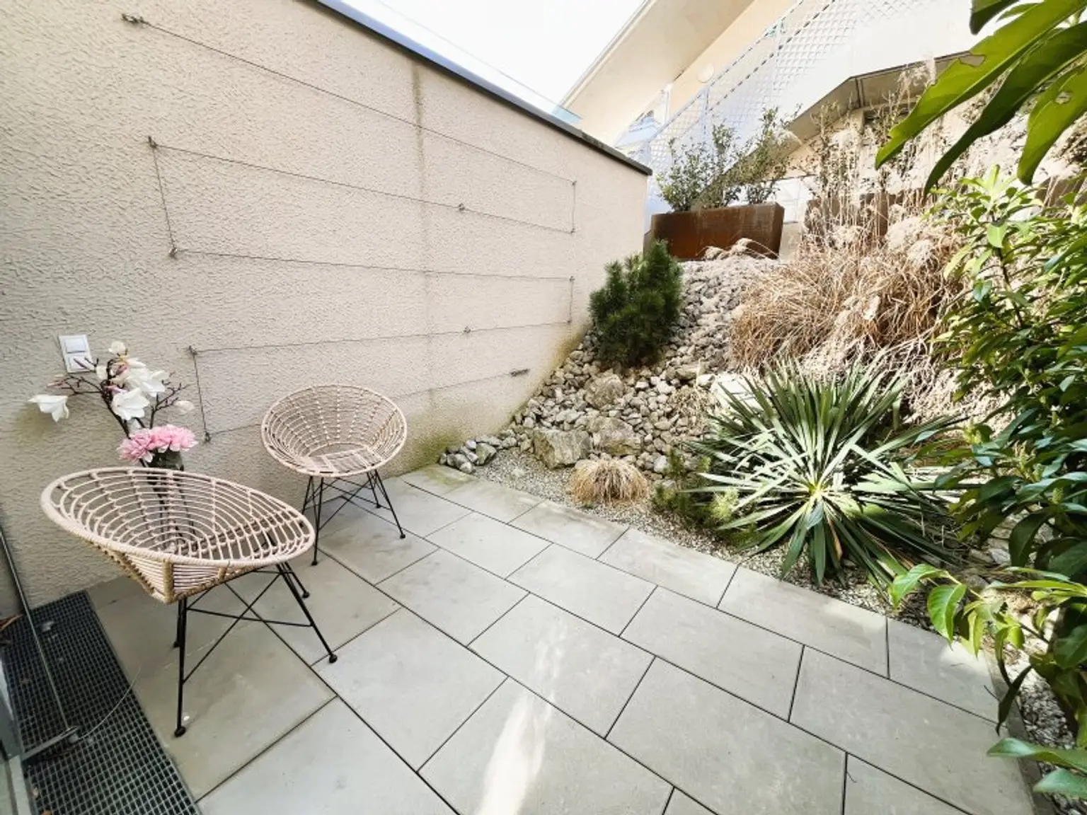 Zweite Terrasse mit Steingarten