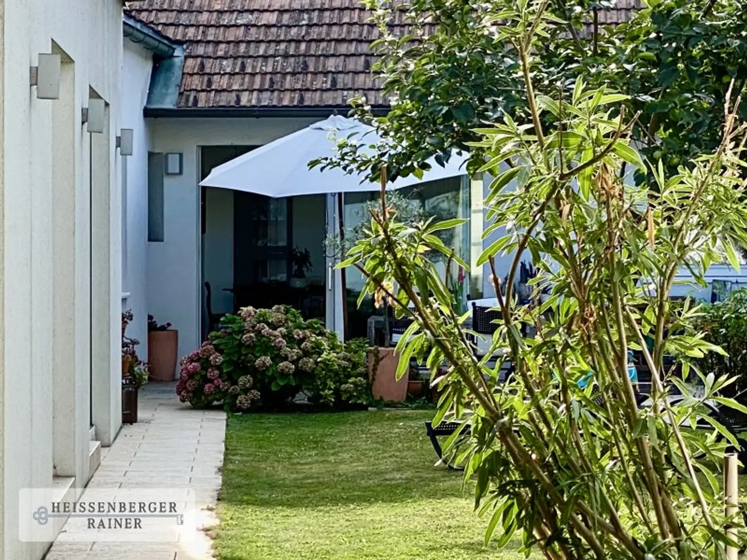 WINZERHAUS MIT UNEINSEHBAREM ATRIUMGARTEN /// GROSSES ERWEITERUNGSPOTENTIAL