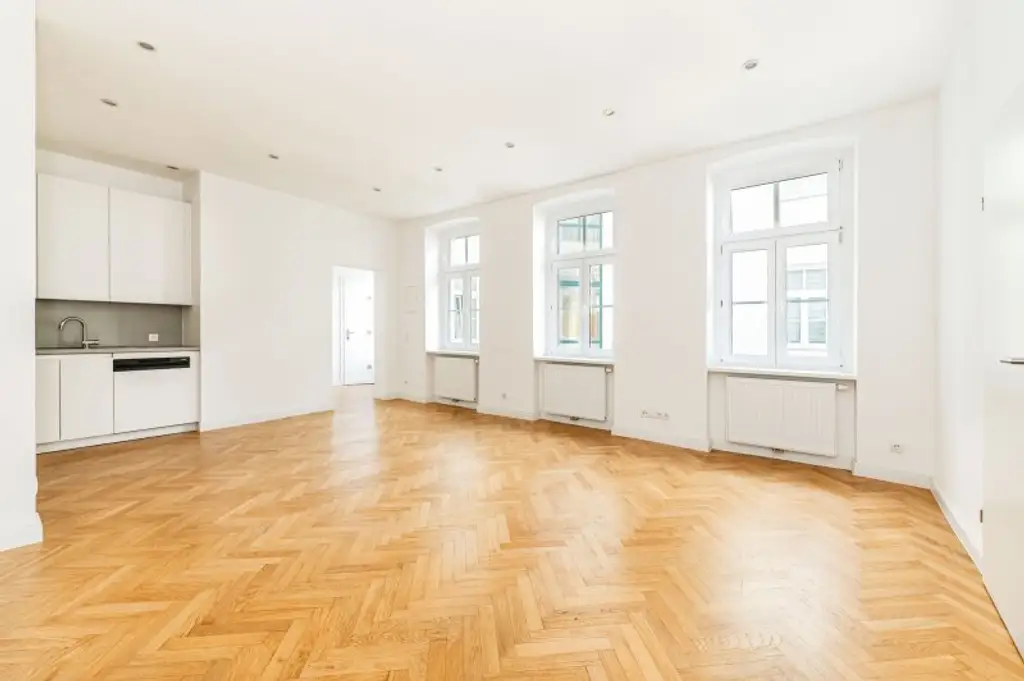 Helle 2-Zimmer Altbauwohnung - ruhige Innenhoflage