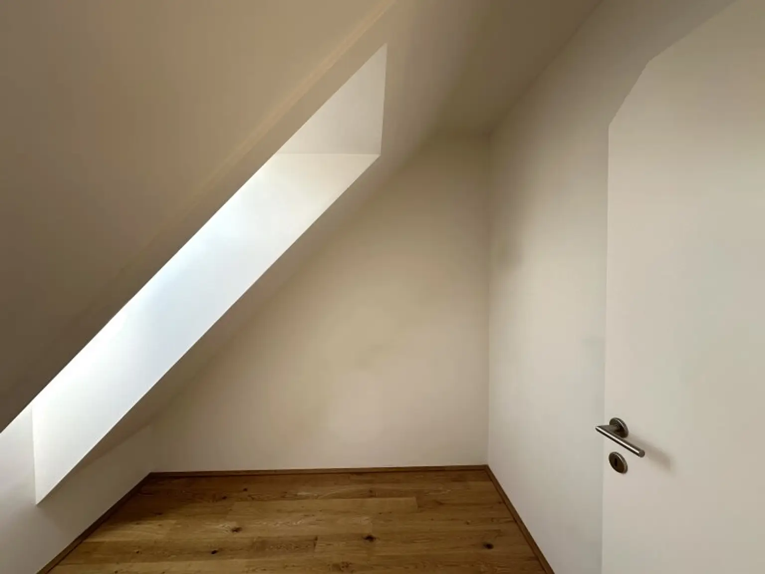 Hier werden Träume war! Exklusive 4-Zimmer Maisonette-Wohnung mit ca. 113 m2 sowie eigener Dachterrasse in ruhiger Lage