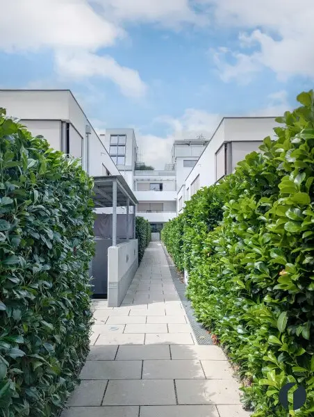 Exklusives Refugium mit Schwimmbiotop – Stilvoll möbliertes 2-Zimmer-Apartment in Ruhelage