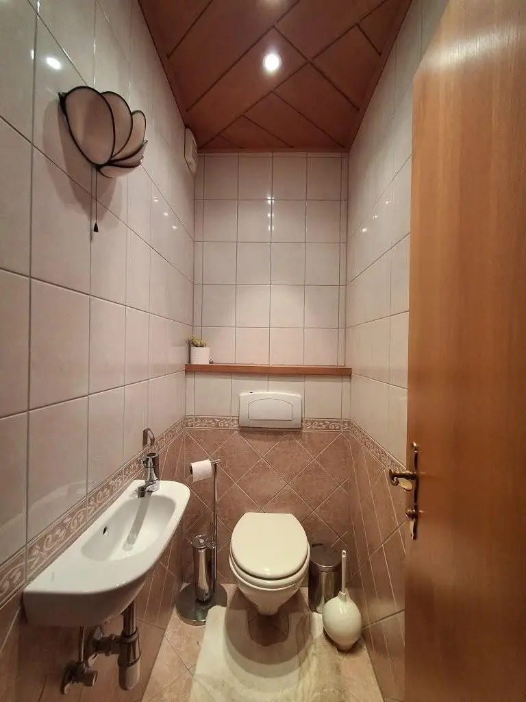 10 WC mit Waschbecken RH 1230