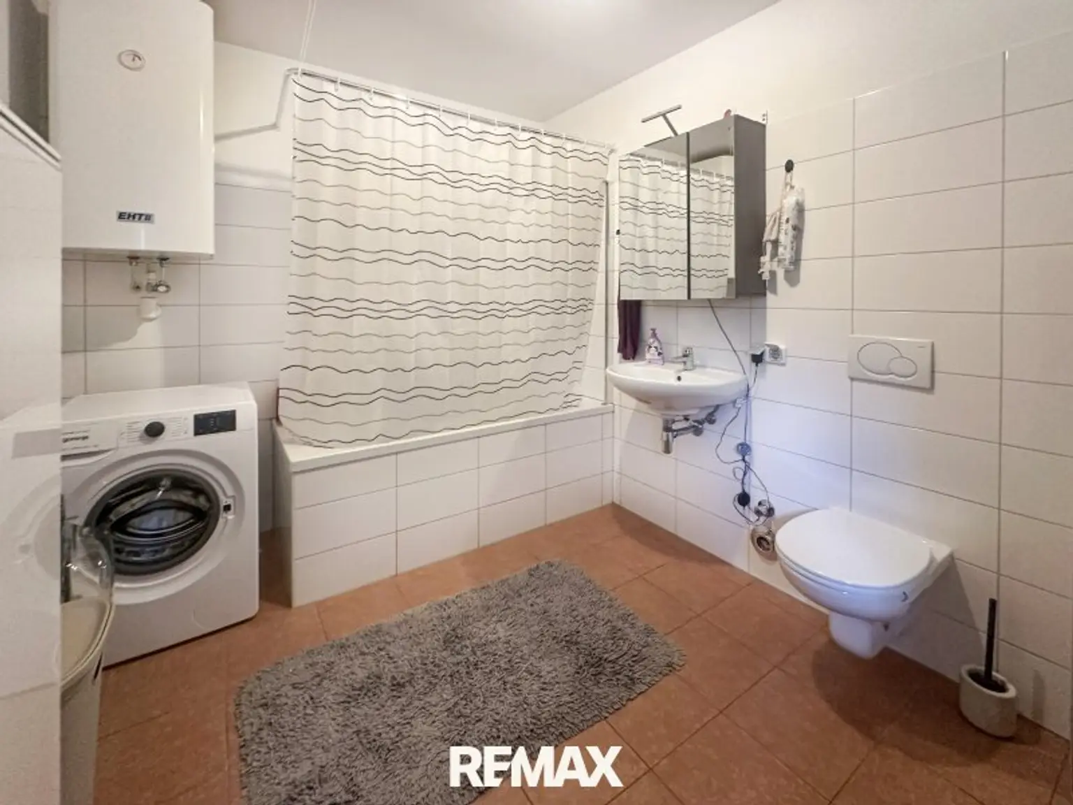 Badezimmer mit Badewanne und Fenster