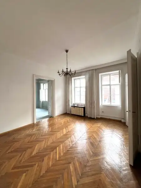 Altbau-Charme! 67 m² Wohnung beim Naschmarkt mit exklusiver Balkon-Möglichkeit in generalsaniertem Haus