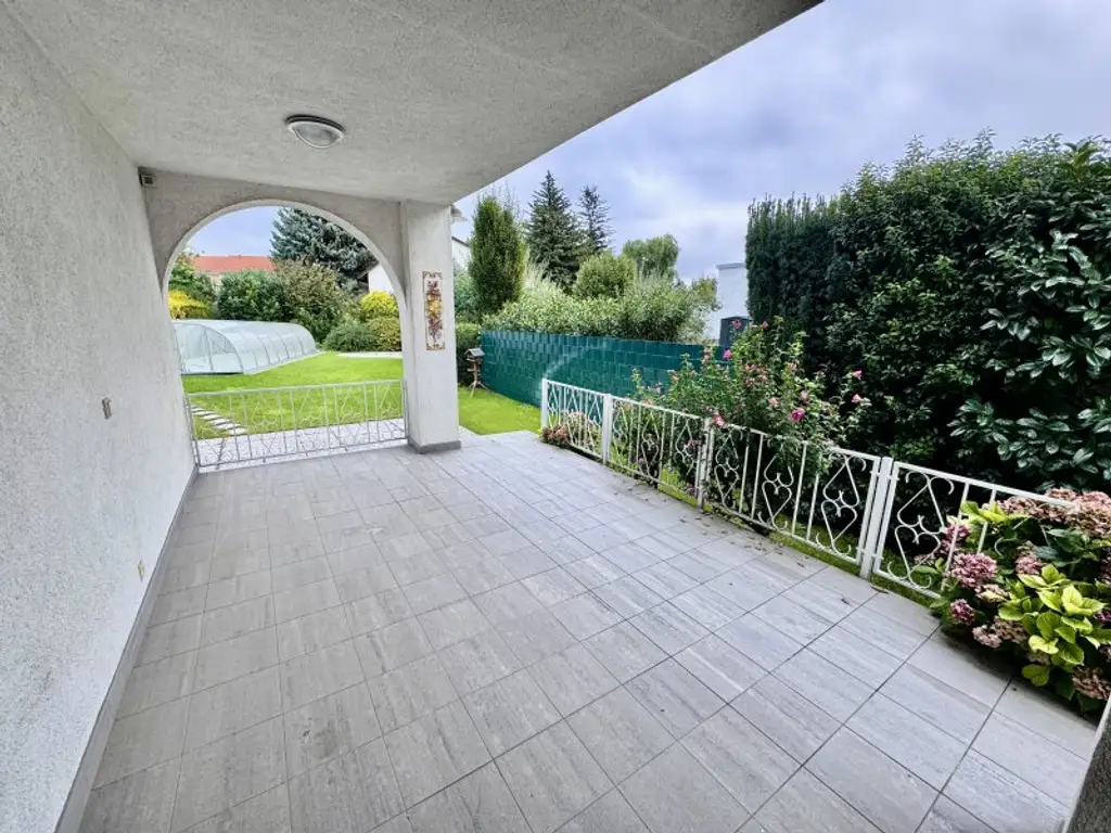 IHR NEUES ZUHAUSE - GROßZÜGIGES EINFAMILIENHAUS MIT SWIMMINGPOOL IN FLORIDSDORF