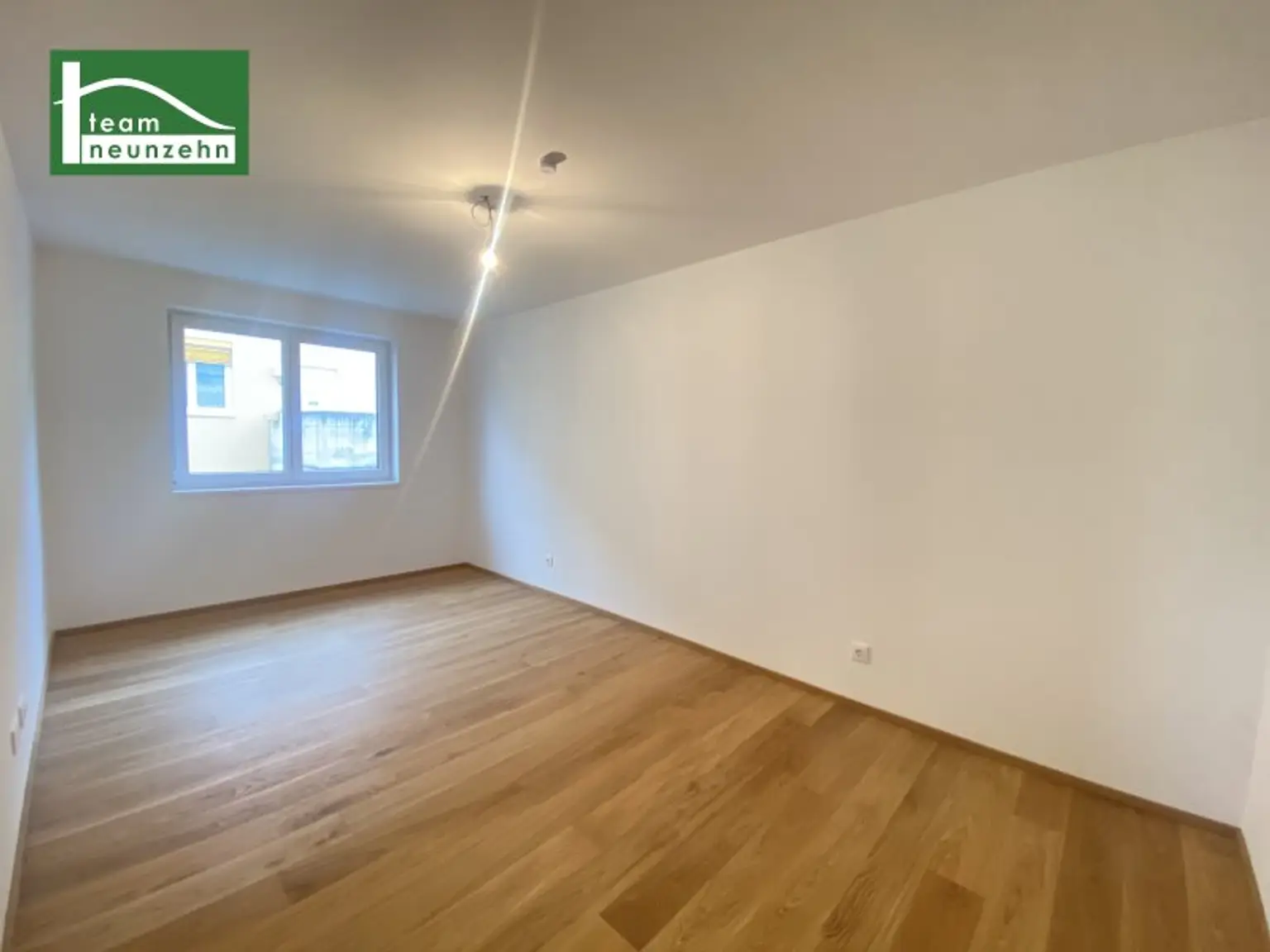 Modernes Wohnen in Eßlinger Grünruhelage-Idyll - Große Zimmer, hochwertige Ausstattung und Luftwärmepumpe!