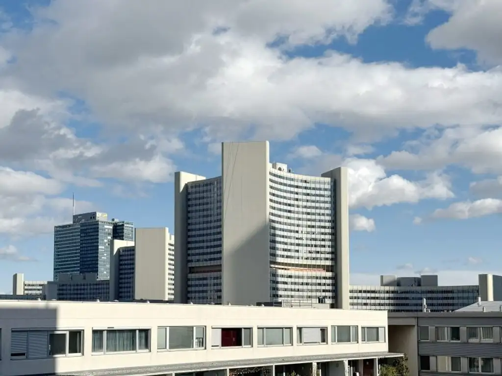 Traumlage bei der UNO-City – moderne Wohnung mit Loggia