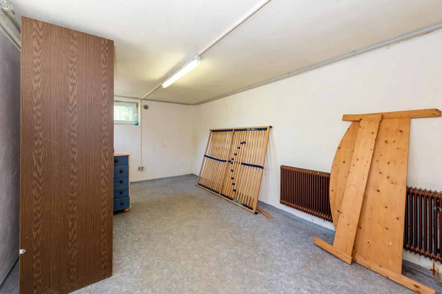 Einfamilienhaus mit großem Grundstück und Nebengebäuden