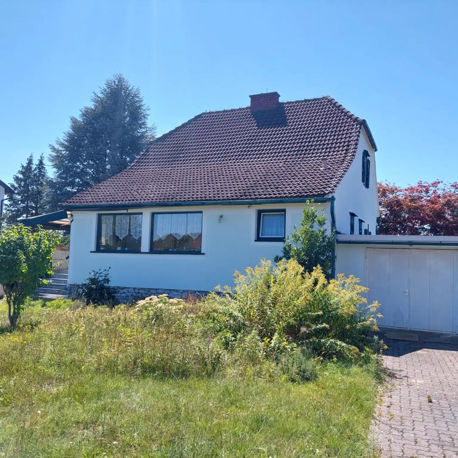 Wohnhaus mit Nebengebäude und Garten in Heiligenkreuz