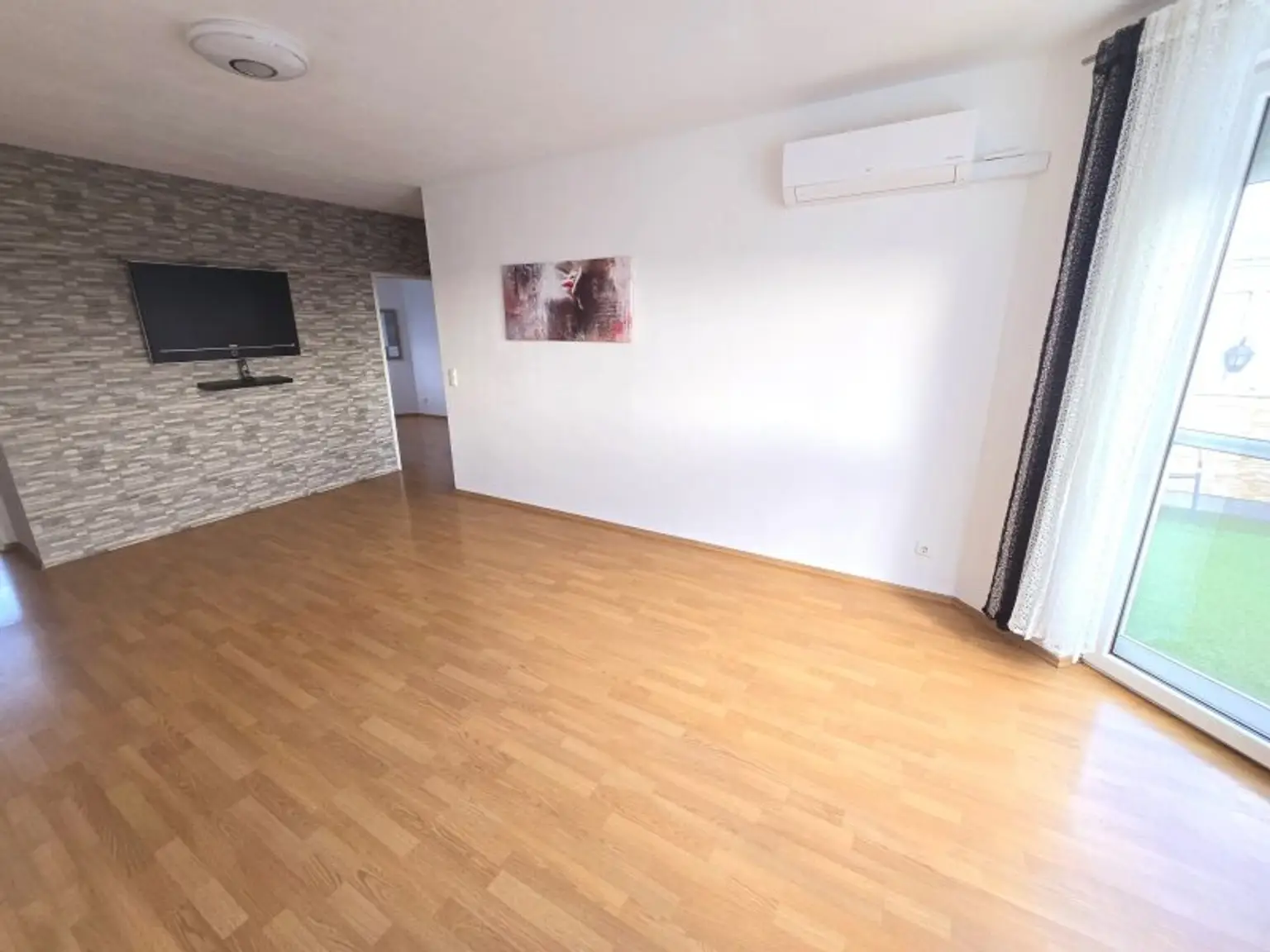 + Traumhafte Fernblickdachterrassenwohnung 80m² +  Dachterrasse 5,62 m² + Klimaanlage, moderne Dan-Küche + 4 lichtdurchflutete Zimmer +  €199.000,-  + Tiefgaragenplatz +