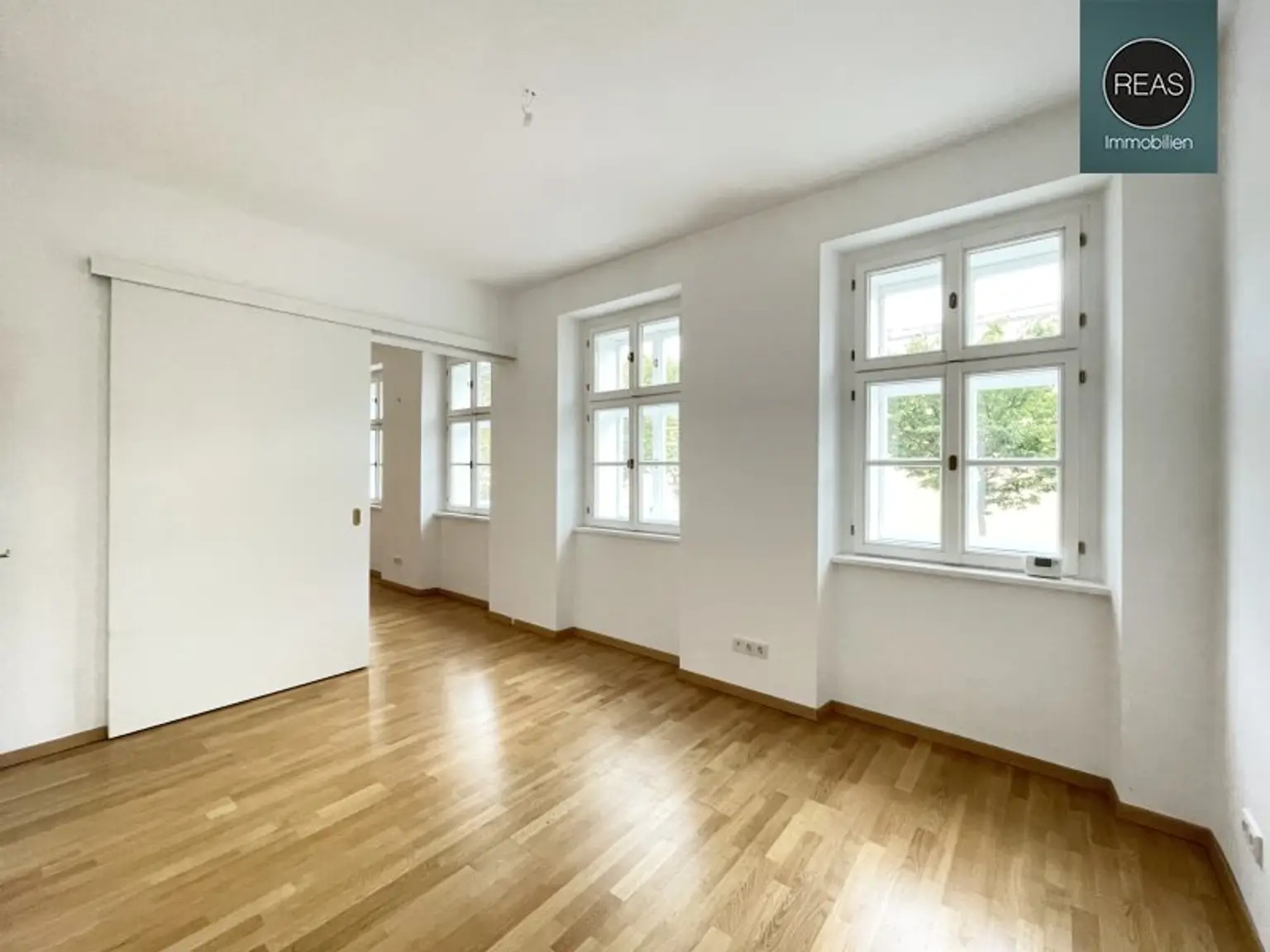 Provisionsfrei: Wunderschönes Apartment mit ruhiger Balkon-Terrasse bei der Orangerie Schönbrunn!