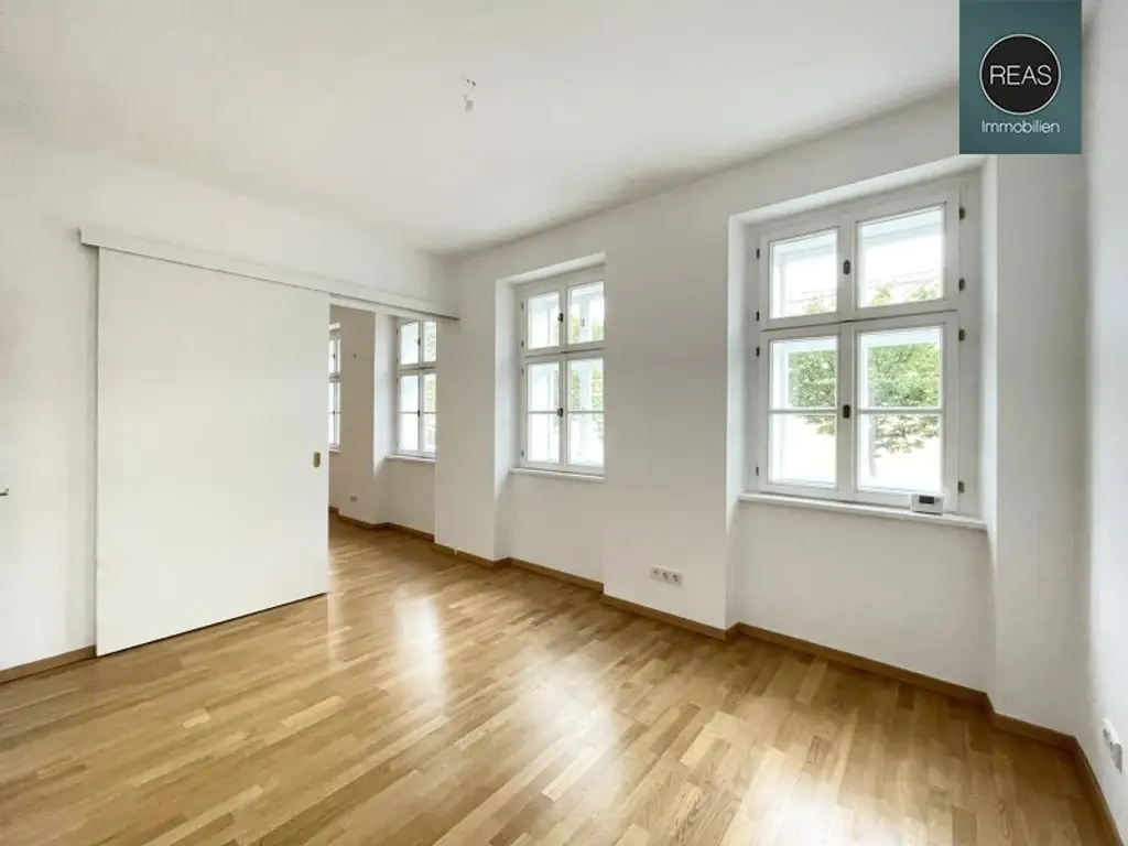 Provisionsfrei: Wunderschönes Apartment mit ruhiger Balkon-Terrasse bei der Orangerie Schönbrunn!
