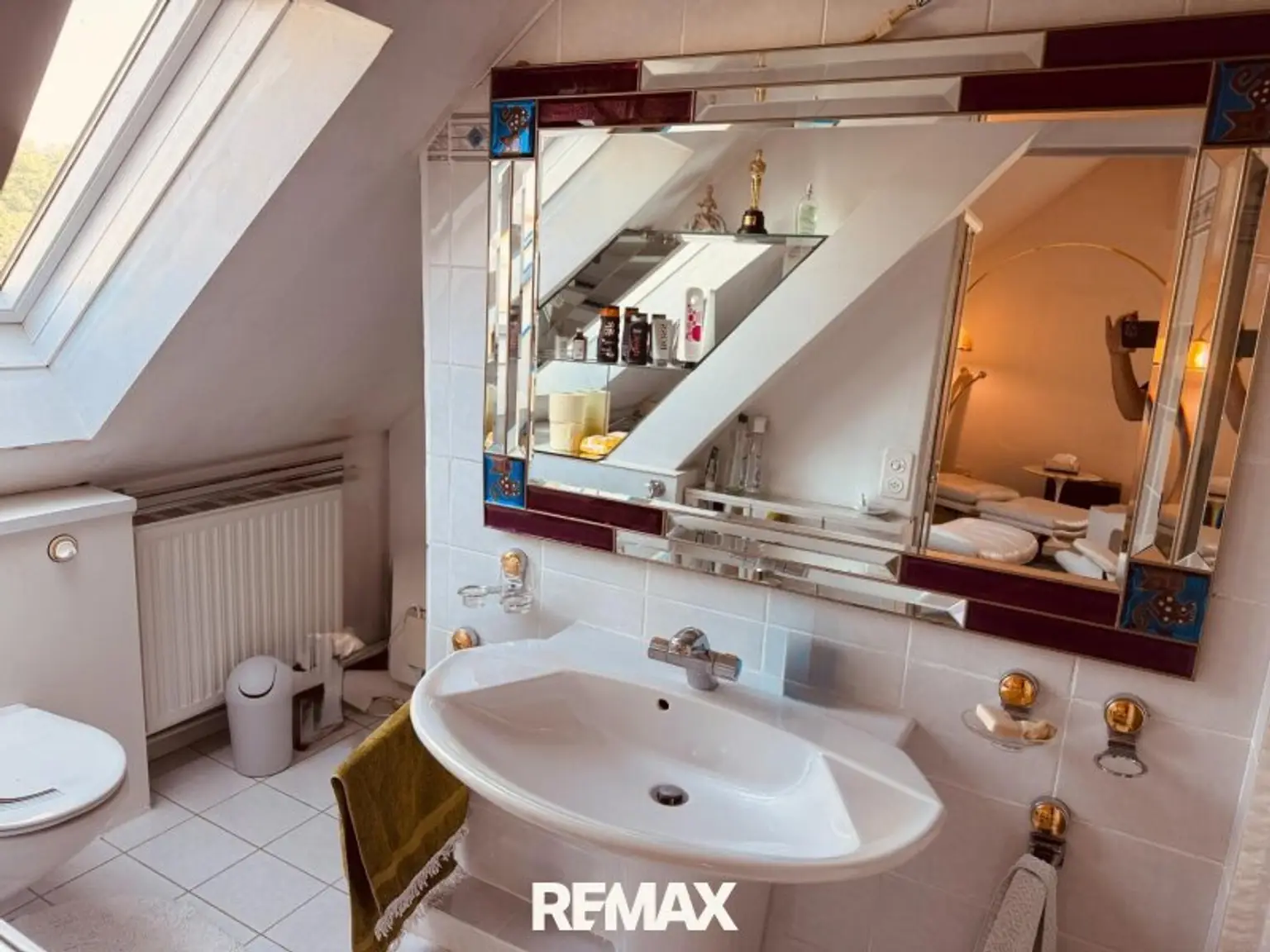 OG Bad mit Wanne und WC
